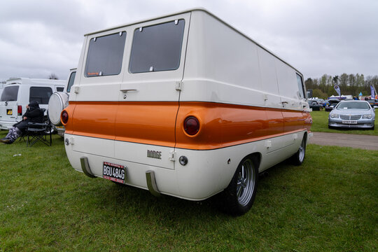 Dodge Scooby Doo Van in Orange