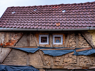 Naklejka premium Beschädigte historische Fachwerk Fassade
