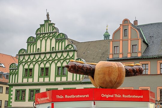 weimar, deutschland - th&uuml;ringer bratwurst vor historischem stadthaus und granachhaus