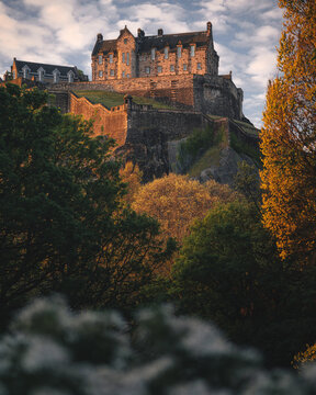 Edinburgh Castle at Golden Hour Framed by Blossoms &ndash; Springtime in Scotland