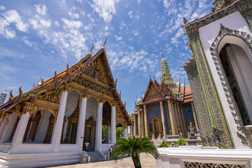 Fototapeta premium The majestic Grand Palace and Wat Phra Kaew temple complex in Bangkok, Thailand.