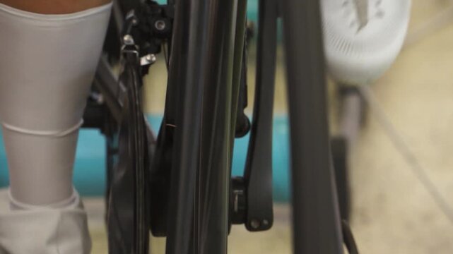 Primer plano ciclista pedaleando