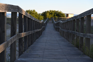 Obraz premium Old wooden bridge against a landscape