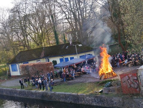 Osterfeuer am Alsterkanal in Hamburg-Ohlsdorf
