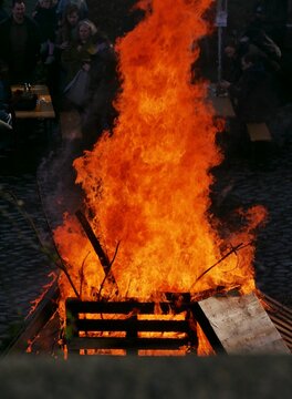 Osterfeuer am Alsterkanal in Hamburg-Ohlsdorf