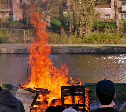 Osterfeuer am Alsterkanal in Hamburg-Ohlsdorf