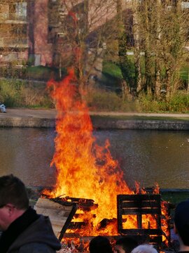 Osterfeuer am Alsterkanal in Hamburg-Ohlsdorf
