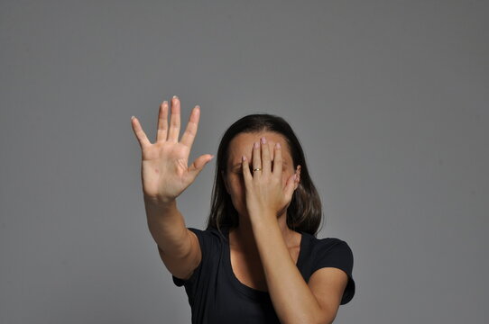 mulher machucada pede socorro, campanha contra viol&ecirc;ncia contra a mulher 