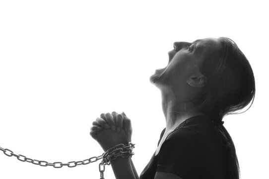Mulher acorrentada e triste, campanha contra viol&ecirc;ncia da mulher 