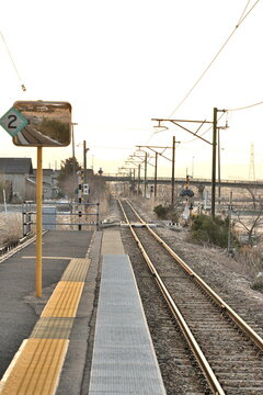 鉄道ホームから見た線路と周辺風景