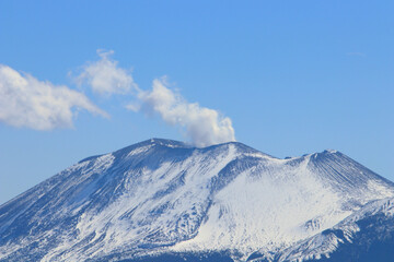 火口から煙を吐く浅間山　嬬恋村から © Orange Bowl