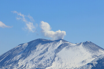 火口から煙を吐く浅間山　嬬恋村から © Orange Bowl