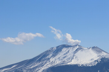 火口から煙を吐く浅間山　嬬恋村から © Orange Bowl