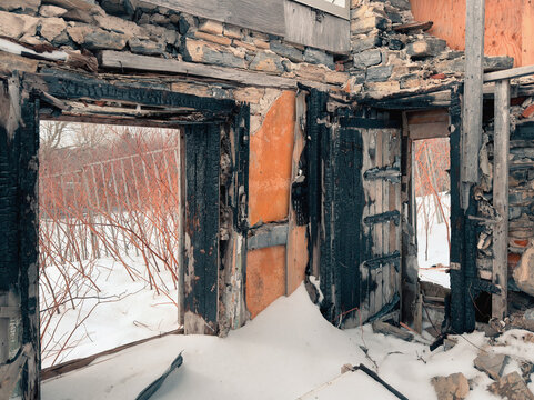 Ruines d'une vieille maison de pierre et de bois en hiver. Maison ancestrale incendi&eacute;e. Qu&eacute;bec, Canada.