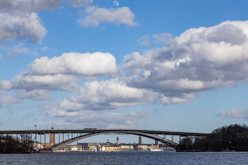 Obraz premium Stockholm, Sweden A view over Lake Malaren of the Western Bridge or Vasterbron on a sunny and cloudy day.
