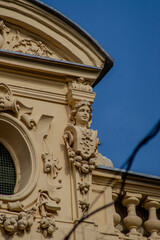 Obraz premium detail of the facade of the cathedral of saint peter in rome