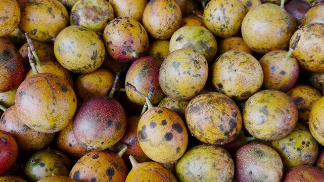 A pile of passion fruit, a refreshing fruit that tastes fresh and sour.