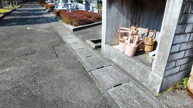 霊園の水汲み場に並ぶ手桶と墓地のパンニング映像