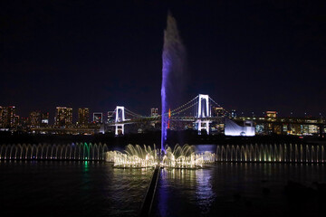 Fototapeta premium 東京都 お台場海浜公園の噴水ショー アクアシンフォニー
