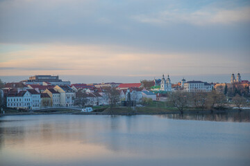Obraz premium Old Town Heritage Architecture near Svislach River Bank at Sunrise