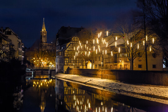 Strasbourg, cath&eacute;drale Notre-Dame et maisons &agrave; colombages de la Petite France sous la neige, Alsace, France, de nuit