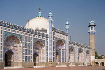 Obraz premium Scenic landscape view of blue and white facade of landmark Shahi Eid Gah mosque, Multan, Punjab, Pakistan