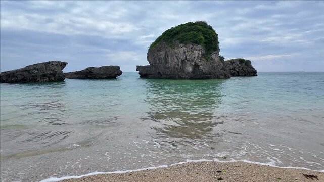 珊瑚の欠片が散らばる南城市の百名海岸