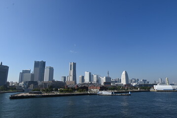 横浜みなとみらいの海辺に広がる高層ビル群の都市景観 Waterfront skyline of Yokohama Minato Mirai © 拓也 山並