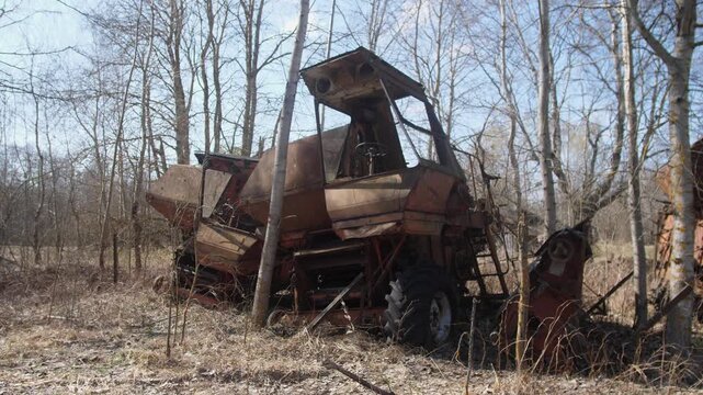 An abandoned combine harvester in the Belarusian radioactive zone 4k