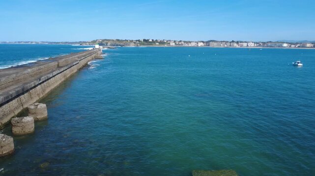 La digue de Socoa dans la commune de Ciboure dans le pays basque, vol en rase motte, en fond la baie de Saint Jean de Luz 