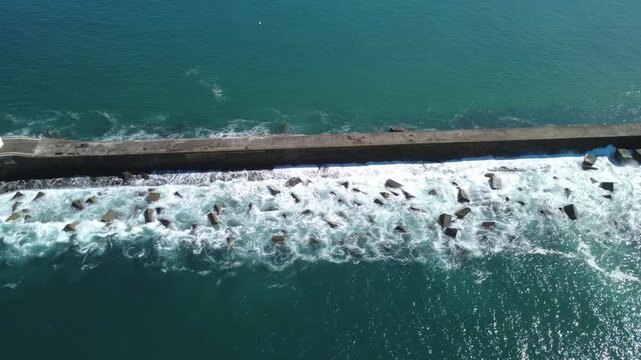 La digue et le fort de Socoa &agrave; Ciboure dans le Pays Basque, vue a&eacute;rienne avec travelling lat&eacute;ral
