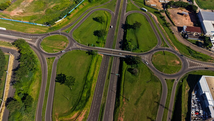 Naklejka premium An aerial view of a complex highway interchange with multiple roundabouts and green spaces