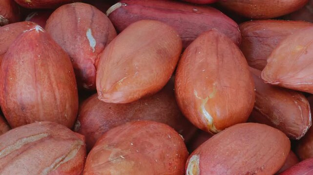 Shelled peanuts with skin rich in potassium minerals