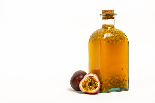 Bouteille de rhum arrang&eacute; aux fruits de la passion avec fruits frais sur fond blanc