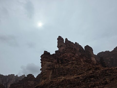  The Disah Valley in Tabuk offers a stunning view during the day. The high red rocks and vibrant greenery create a picturesque landscape.  