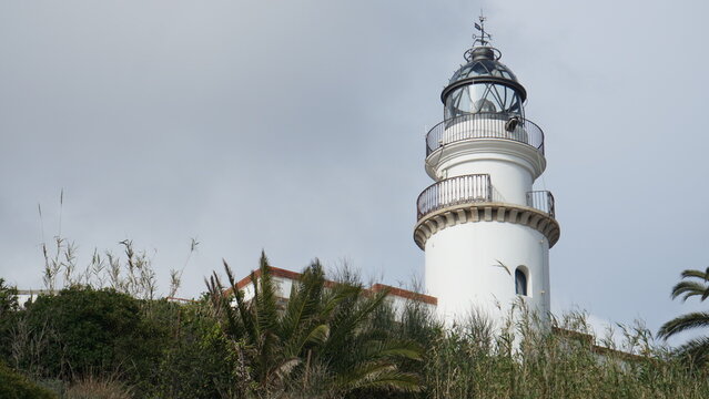 foto de faro con cielo y plantas