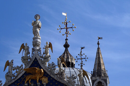 Figuren von Heiligen auf dem Markusdom in Venedig
