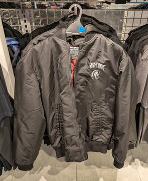 Chaqueta con capucha con logo Ghost Face en tienda Primark en centro comercial Islazul en Madrid, Espa&ntilde;a, 27 de febrero de 2026