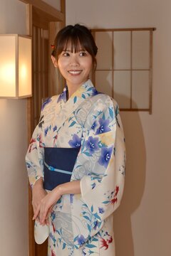 浴衣を着た若い女性