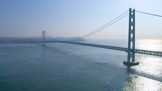 淡路島から明石海峡大橋を望む　ドローン空撮　大きくノーズインサークル