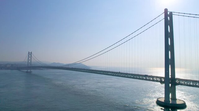 淡路島から明石海峡大橋を望む　ドローン空撮　右へ