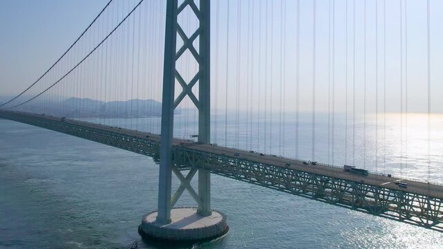淡路島から明石海峡大橋を望む　ドローン空撮　舞子方面へ並走