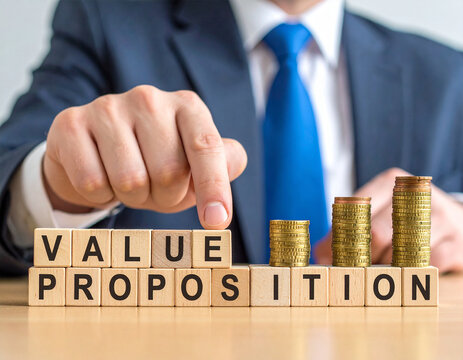 Value Proposition - Geschäftsmann zeigt auf das Wort "Value Proposition"