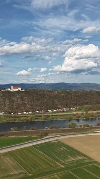 Zeitrafferaufnahme entlang der Donau mit der Wallfahrtskirche Mari&auml; Himmelfahrt auf dem Bogenberg in Niederbayern