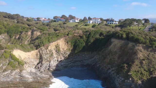 Le quartier de la sainte barbe &agrave; saint jean de luz, le sentier du littoral basque, vue a&eacute;rienne et travelling lat&eacute;ral