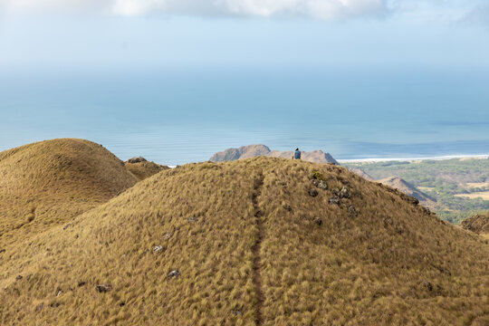 Amanecer dorado sobre la cima de un cerro con niebla matutina y horizonte despejado. Cerro Chame Panam&aacute;