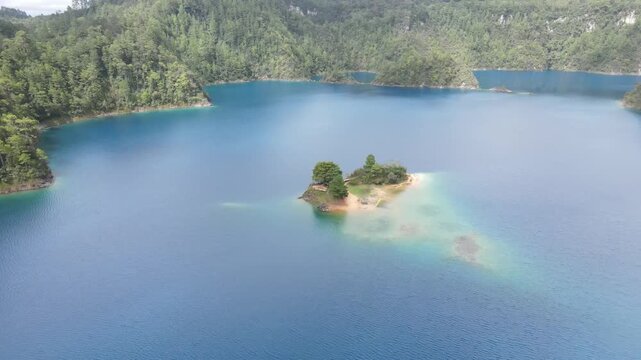 laguna en el el estado de Chiapas, con una peque&ntilde;a isla llamado lagos de Montebello