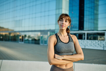 Portrait opf a young woman prepering to exercise in sportwear posing for a portrait lookin at camera