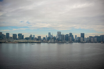 Obraz premium Tokyo Skyline and Waterfront Vista with Skyscrapers