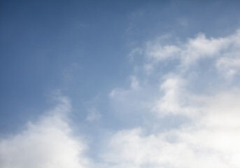 Fototapeta premium Clear blue sky with white clouds scattered across the horizon, creating a serene and tranquil atmosphere in the daytime